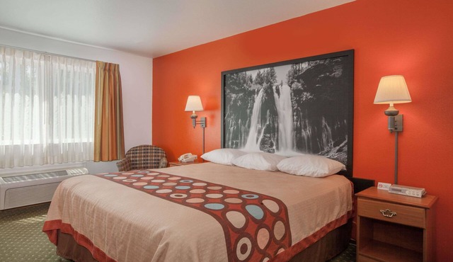Super 8 by Wyndham Cloverdale Wine Country in Cloverdale