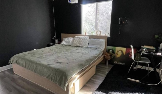 Super cozy 1 bedroom with a private bathroom available in quiet neighborhood