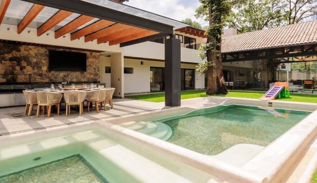 Superb and Spacious Residence with Garden and Pool