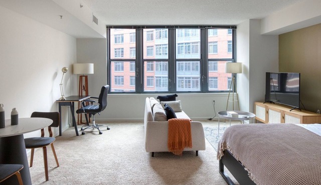Sweet Navy Yard Studio w/Gym, Pool & Theater, nr Metro, by Blueground in Washington