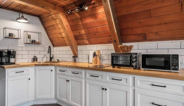 Take it easy at this unique and tranquil getaway. in Centerville