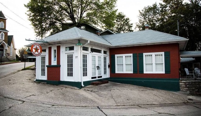 Texaco Bungalow: Historic Loop, Walk Downtown! in Eureka Springs