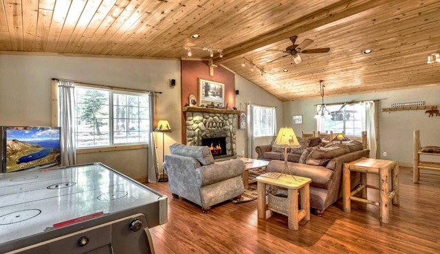 The Bear's Den Single Story Tahoe Cabin With 3 Bedrooms, 2 Baths, Hot Tub