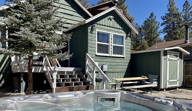 The Wee Cabin - Modern studio style property with private hot tub and lake adjacent views!