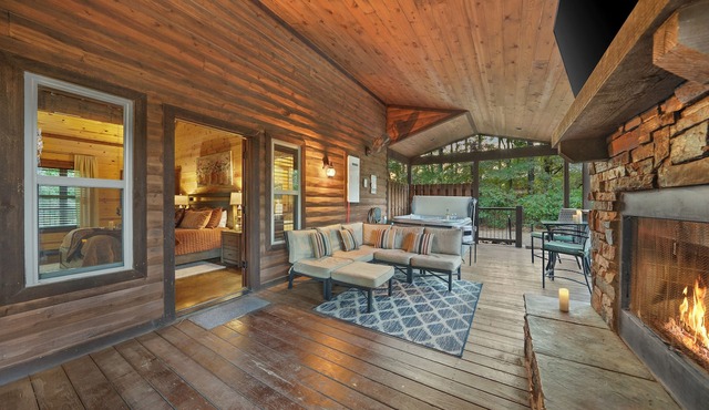 Timeless Romantic Cabin in Hochatown with Cozy Double-Sided Fireplace in Broken Bow