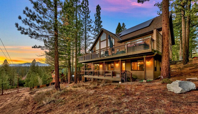 Toiyabe Luxury 6BR + Loft, 5BA, Spa,8 Min to Ski in South Lake Tahoe