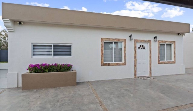 Tranquil Studio, Steps to the Beach + Parking in El Centenario