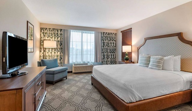 Tri‑Cities King Room w/Breakfast, Gym & Pool in Pasco