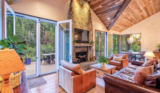 Truckee River House | Sleeps 10 | Min to Palisades in Tahoe City