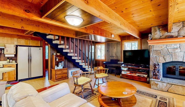 Two-story cabin with a wood fireplace, washer&dryer, & decks in Tahoe City