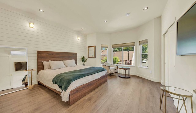 UC Davis Luxury 3BR Apartment King Bed Elevator Covered Parking