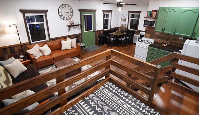 Unique Cabin Oasis: Fully-Gated, Pet-Friendly, King Bed in Milton-Freewater
