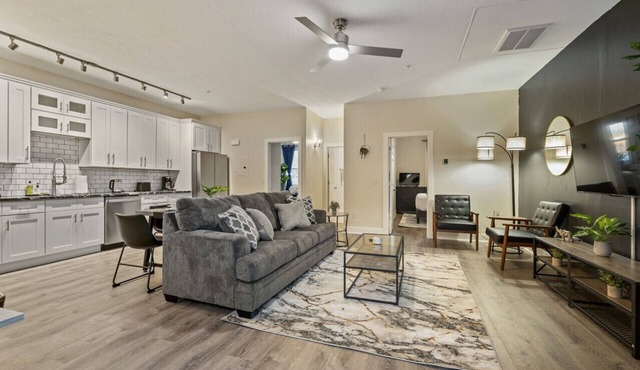 Upscale 2BR suite ~ Free Parking & Walkable! in Pittsburgh