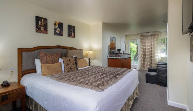 Vendange Carmel Inn & Suites