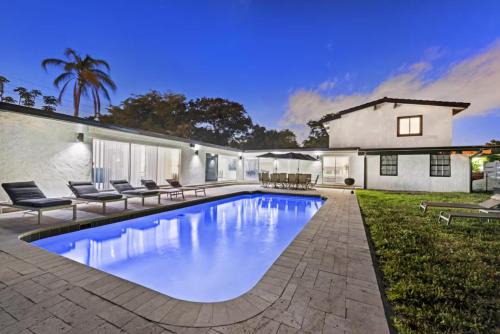Villa Ravena, Private 8BR Paradise with Heated Pool in Hollywood