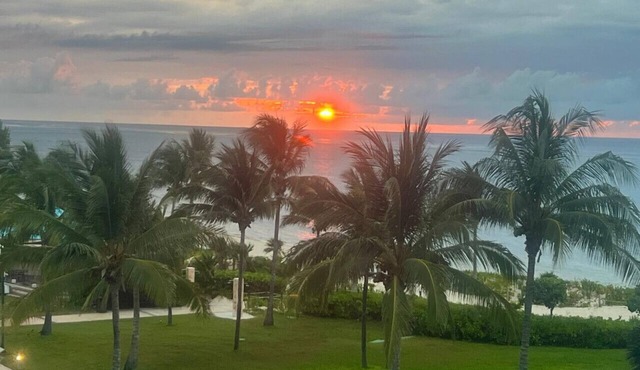 Vista Playa Oceanview Penthouse, Mareazul