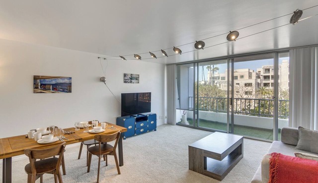 Walk to Beach & Boardwalk! Condo in Santa Monica