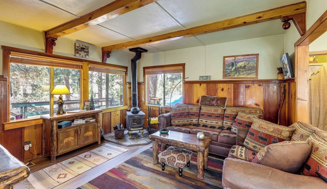 Walk to Big Bear Lake & Marina: Cozy Cabin w/Deck