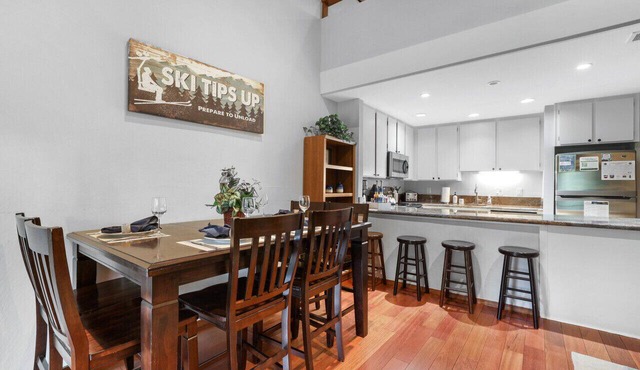 Walk to Lake Tahoe - Pet-Friendly Cabin - Sleeps 7, Kids Welcome in Carnelian Bay