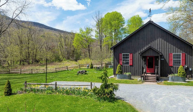 Waterfront Battenkill Cottage Retreat in Arlington