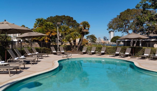 Waterfront w/Pool - Cozy studio/FREE ST. PKG