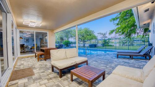 WatersEdge - Lakefront Beauty, Saltwater Pool in Weston