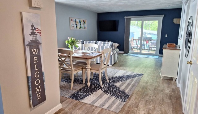 Westerly Getaway- Short drive to the beach, Walk to Downtown Shops & Restaurants in Westerly