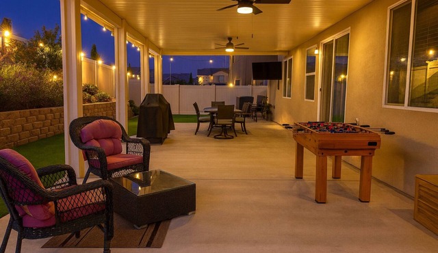 Windridge Manor - Wine Country Retreat w/6 Beds, Garden, Pool, Games & BBQ