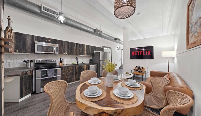 Woolworth Loft -Downtown Apt Sleeps 8 Near Gaslamp in San Diego