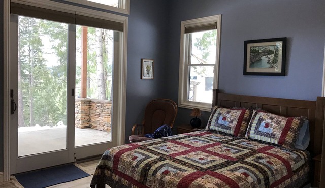 You will love our beautifully furnished cottage in the woods in Shingletown