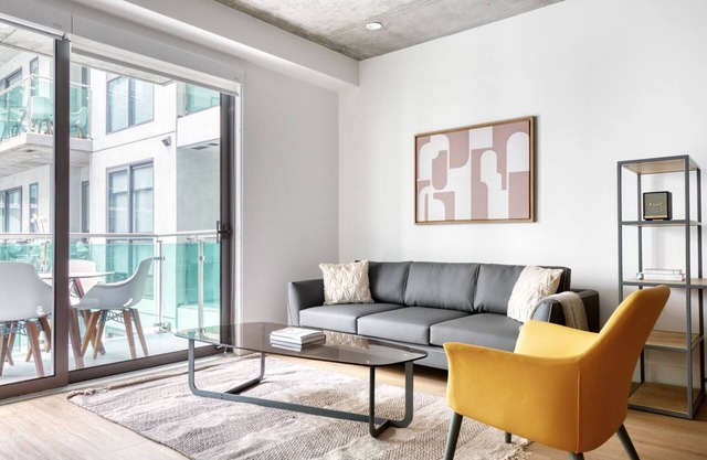 Sleek Downtown 1BR w/Pool, Gym & W/D near Staples Center, by Blueground in Los Angeles