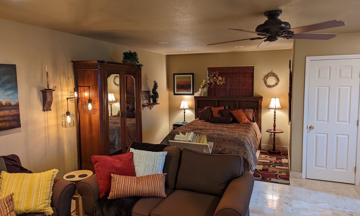 Auburn Cottage | Country Cottage in the Foothills - Near Shops, Hiking, Biking & Rivers