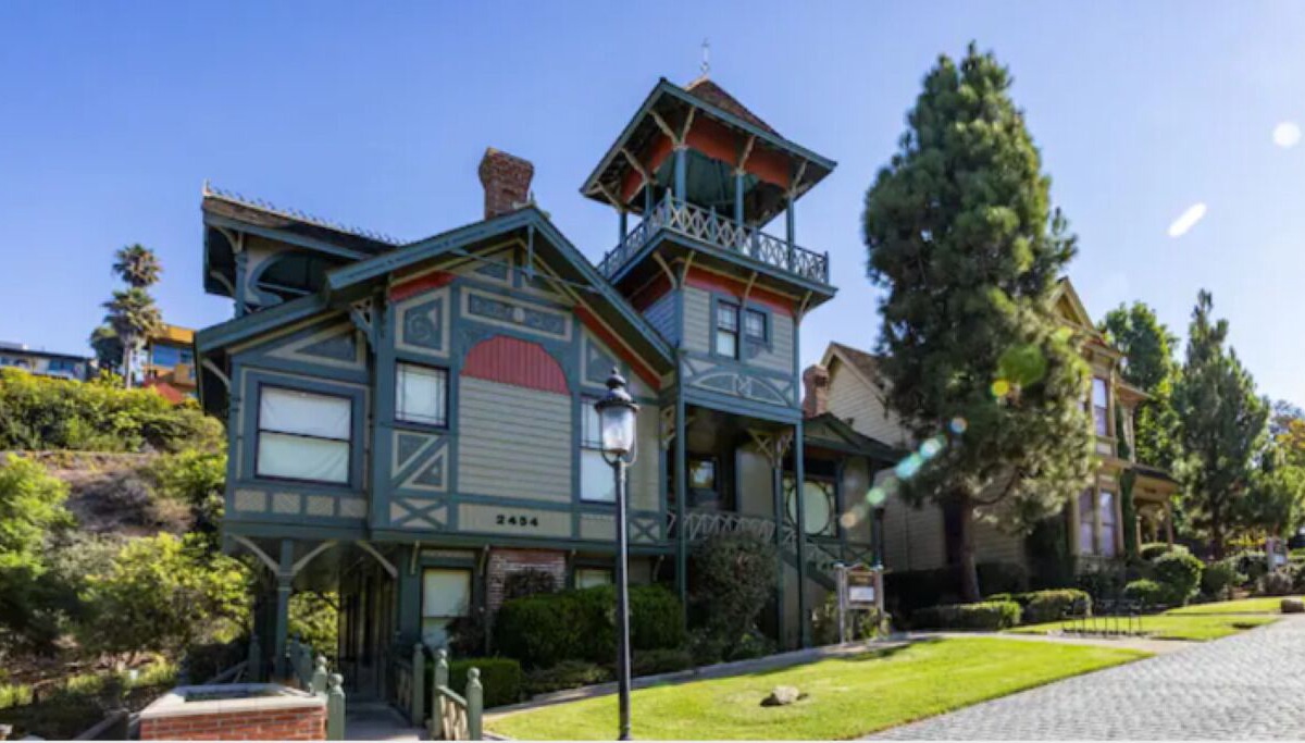 Old Town House | Bright Apt Near All w/Bikes, Parking, WiFi, HBO