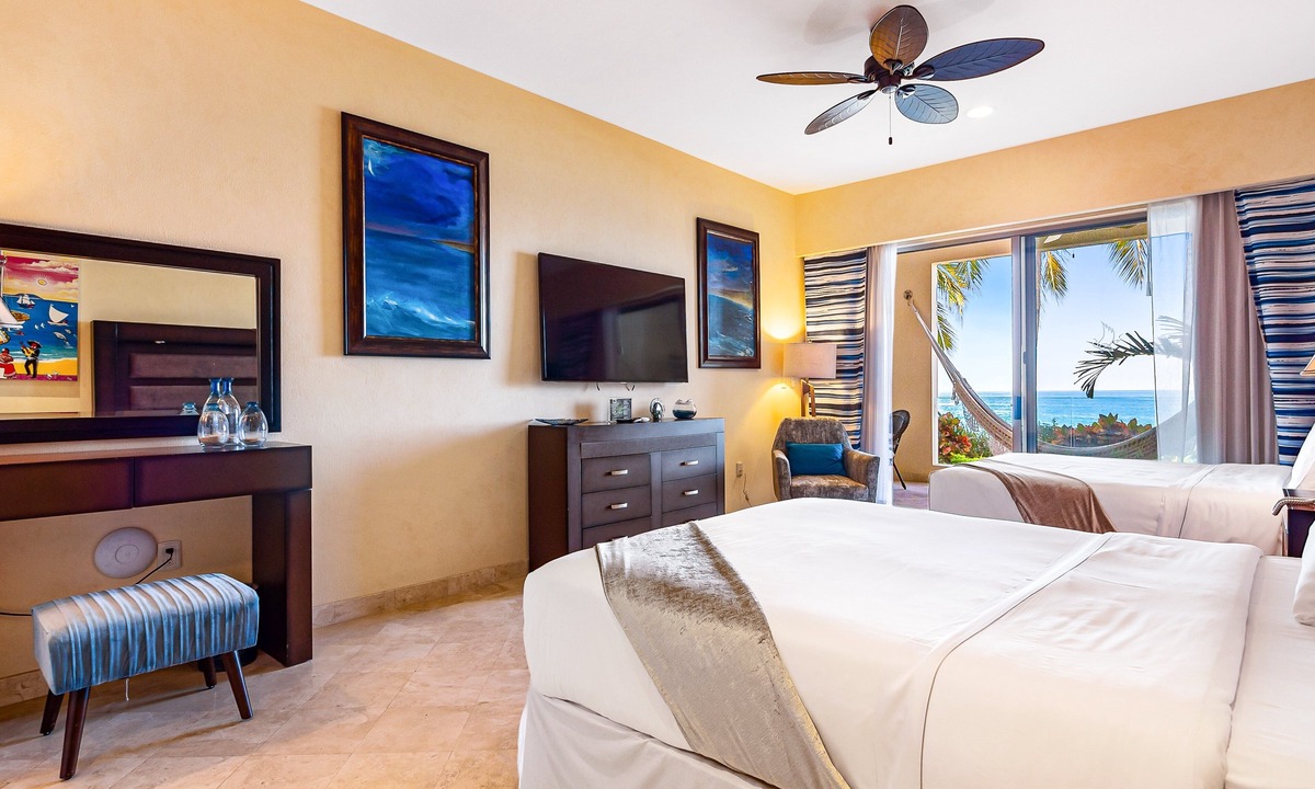 South Shore Hotel Area Condo | Beachfront Dream Retreat With Pool, Tennis & gym Access - Washer/dryer, AC