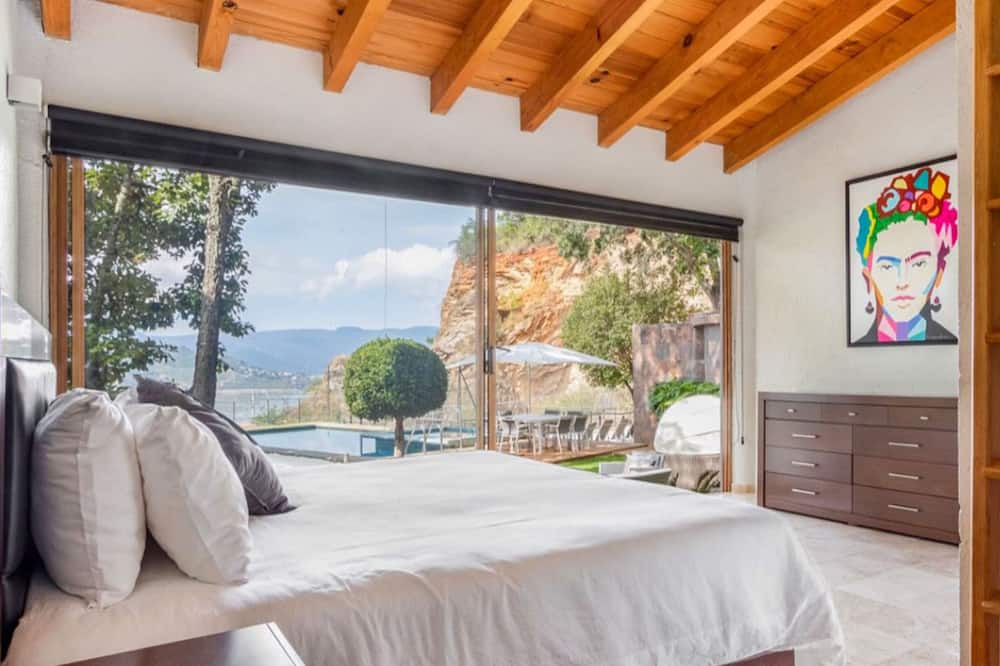 El Santuario Villa | NEW Lakeview Home Heated Pool Whirlpool Tennis