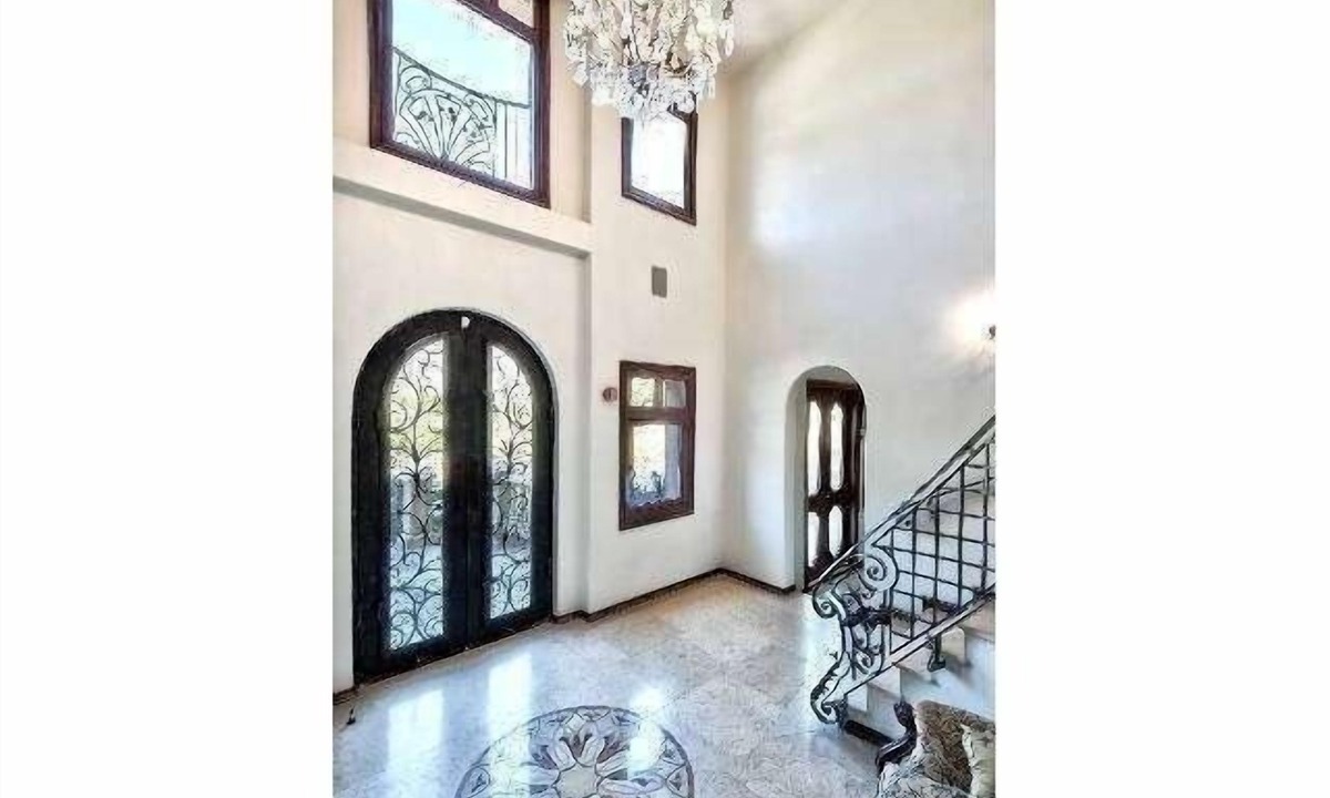 Central Malibu Villa | Malibu Tuscany Paradise w/Pool/Villa Spacious in private gated neighborhoodn