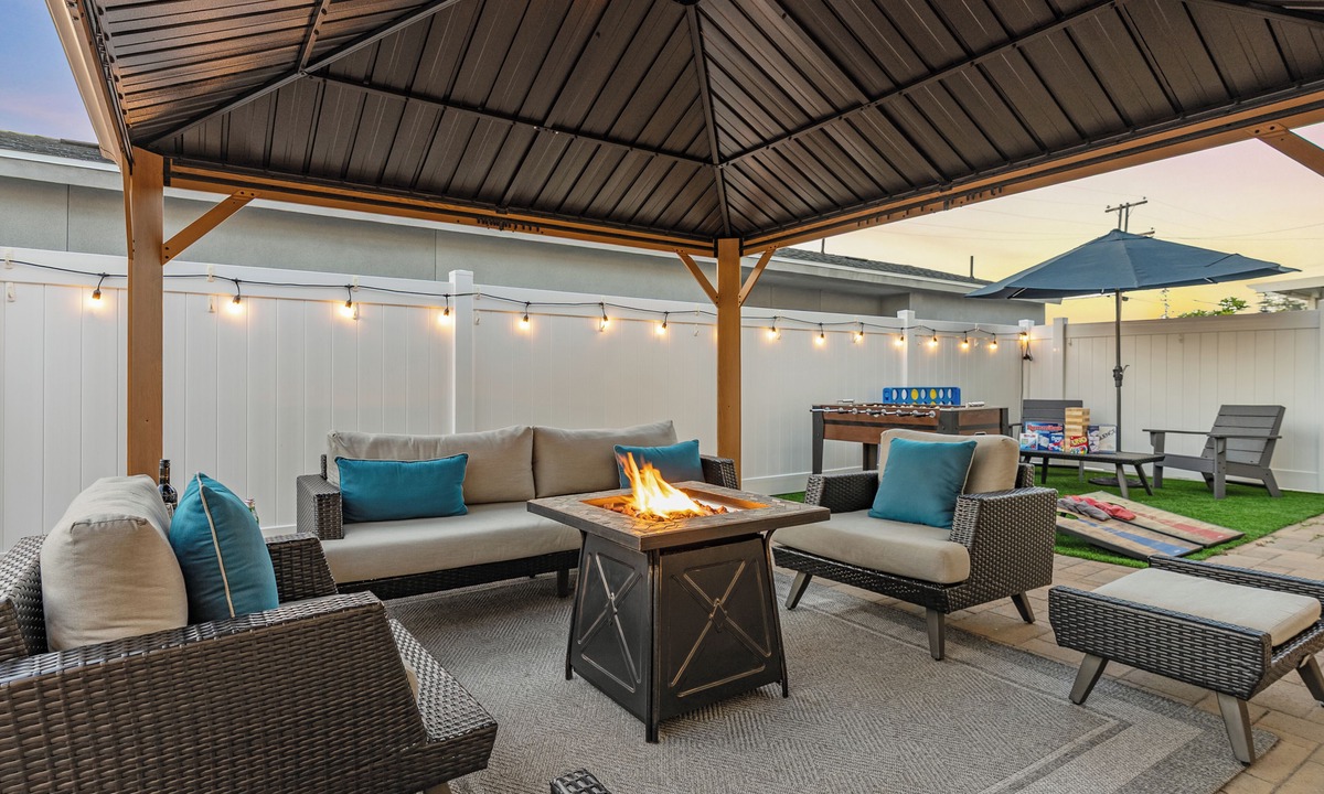 Valencia Park House | Spacious Family Retreat Game Yard 15 Min to DT