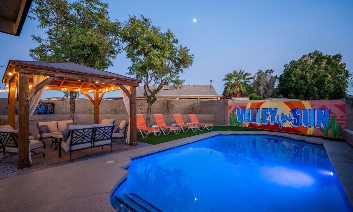 Glendale House | Ultimate PLAYcation Quick Walk to Stadium Pool Spa