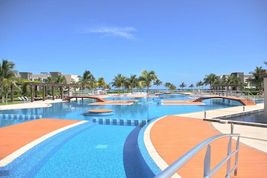 Puerto Juarez Apartment | Tropical Resort Living W Pool, Hot Tub & Gym