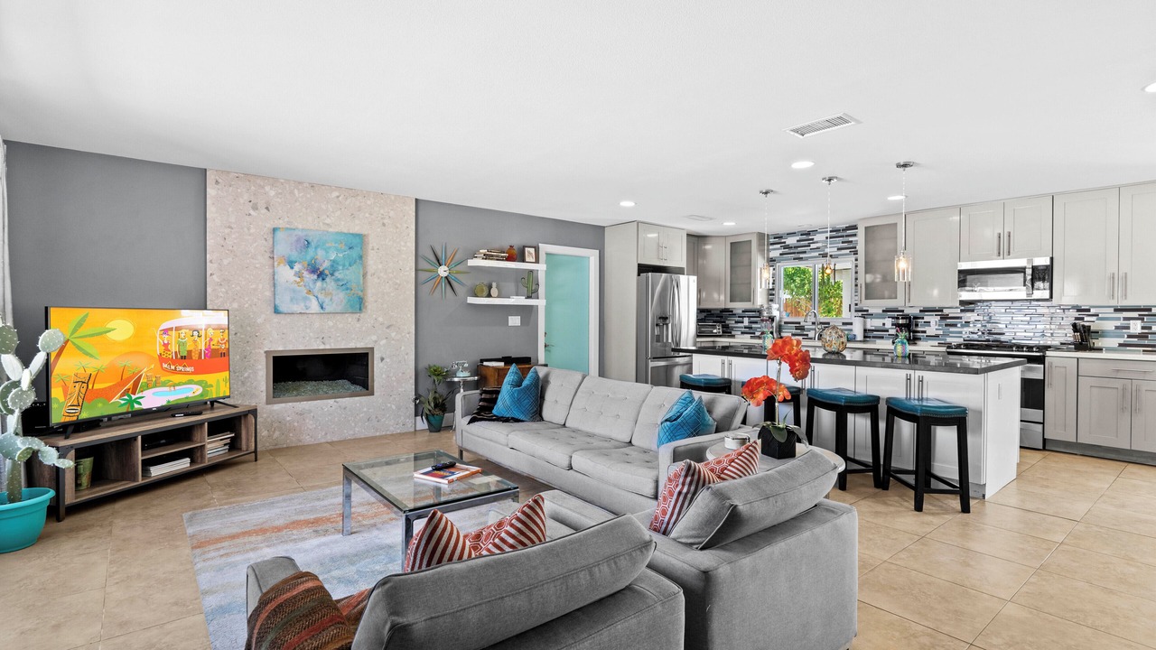 Photo of Livingroom in Racquet Club South