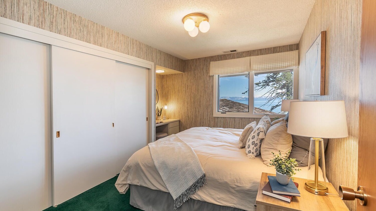 Photo of Bedroom in Lake Forest