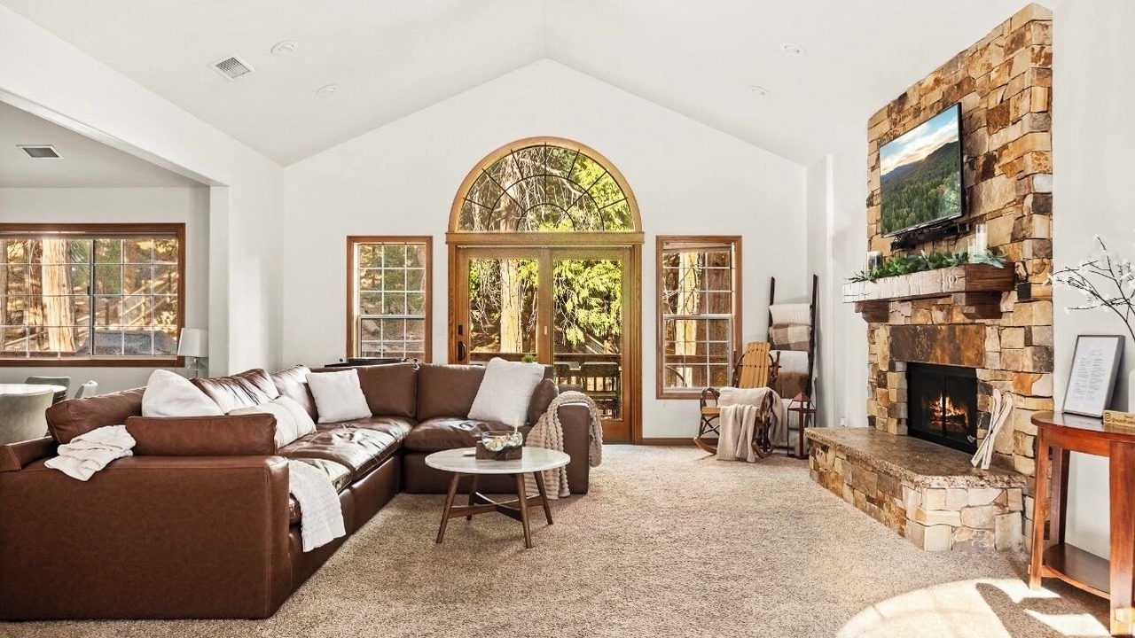 Photo of Livingroom in Lake Arrowhead