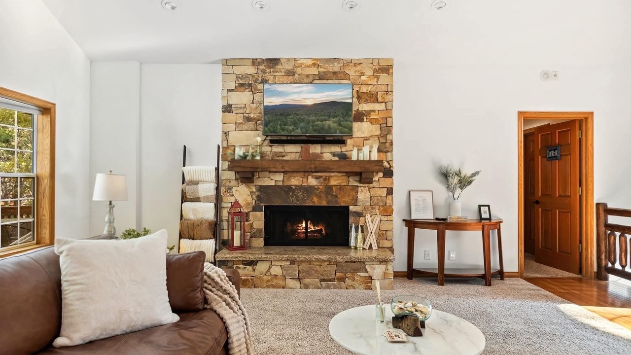 Photo of Livingroom in Lake Arrowhead