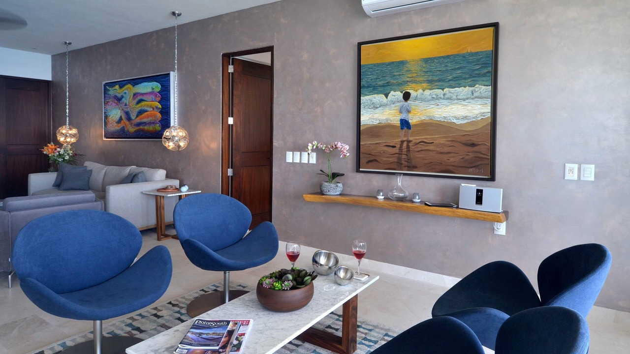 Photo of Livingroom in South Shore Hotel Area