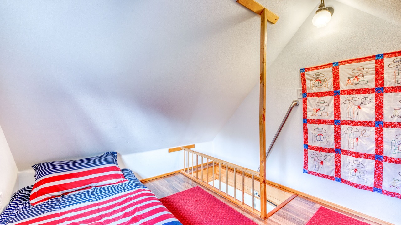 Photo of Bedroom in Coos Bay