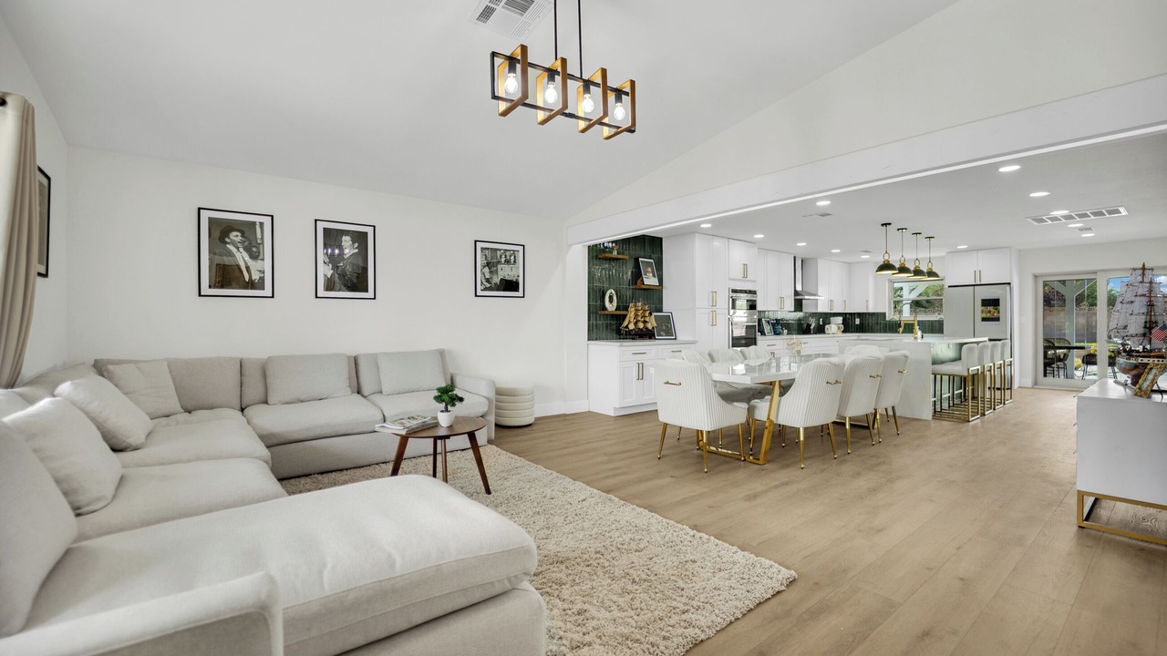 Photo of Livingroom in Enterprise