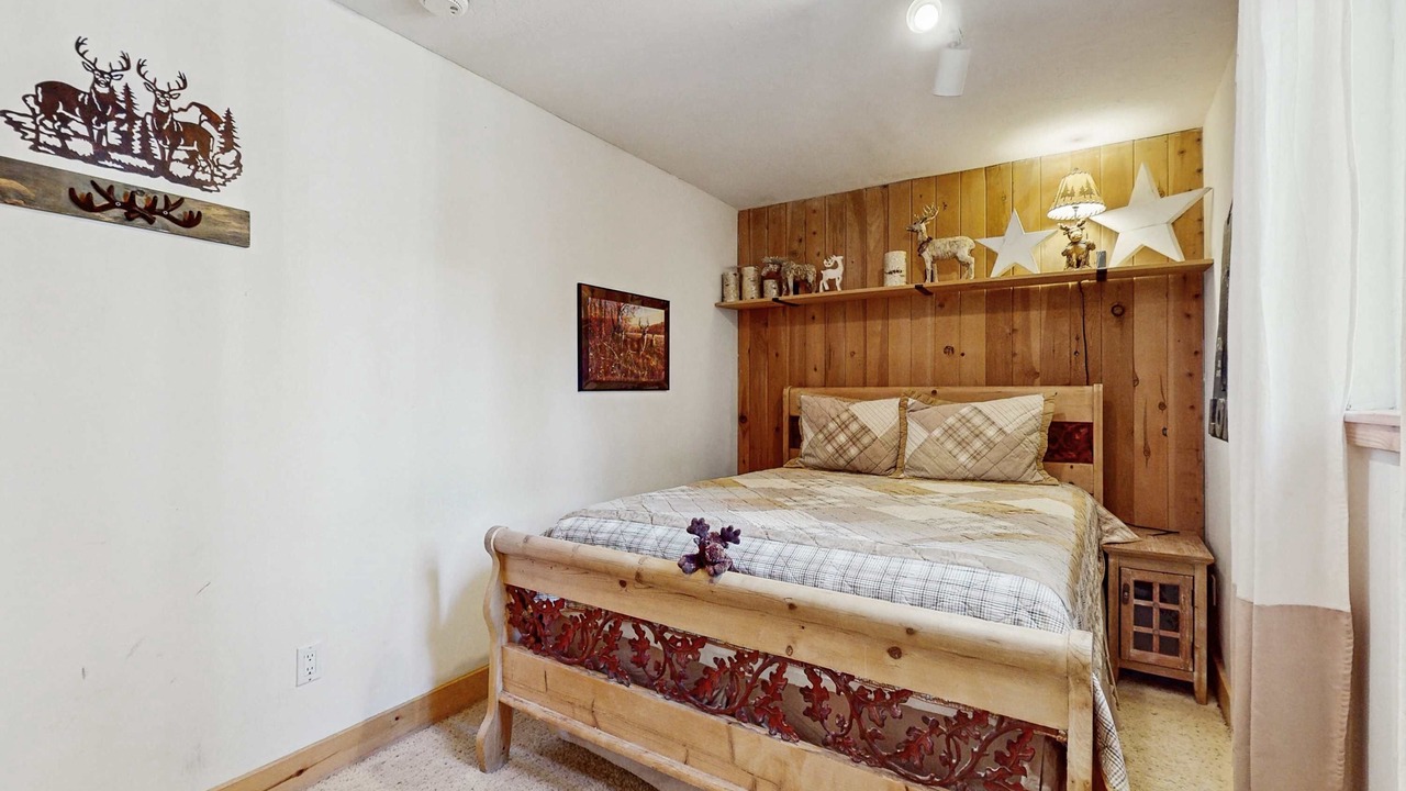 Photo of Bedroom in Country Club Estates