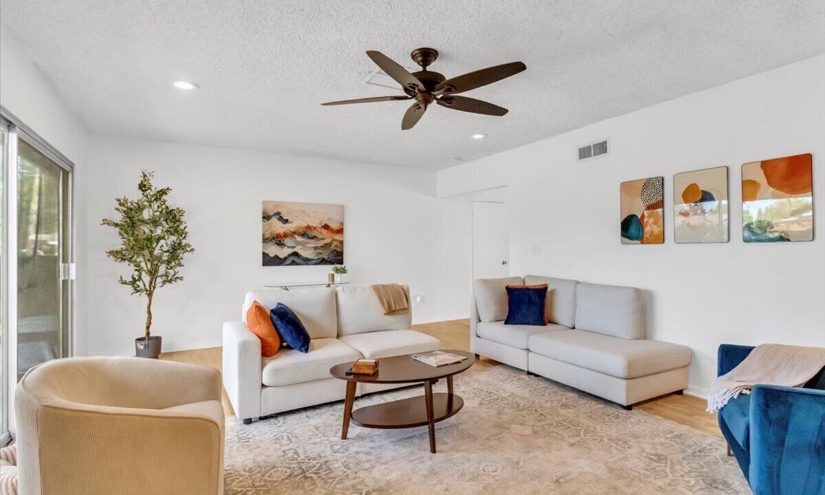 Photo of Livingroom in Woodland Hills