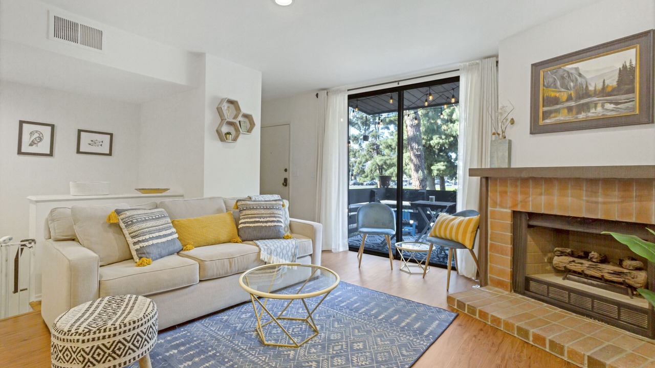 Photo of Livingroom in Warner Center