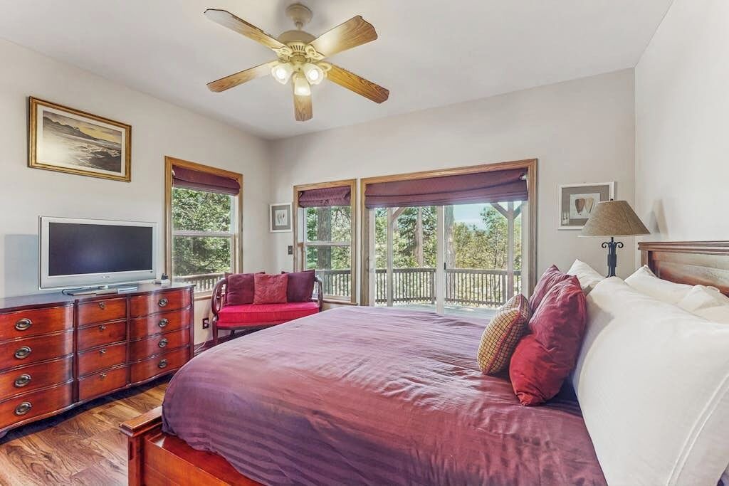 Photo of Bedroom in Twin Peaks